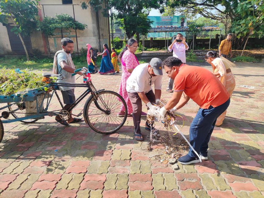 एक दिन एक साथ अभियान के तहत प्रखंड सह अंचल कार्यालय के परिसर में स्वच्छता उत्सव का आयोजन किया गया