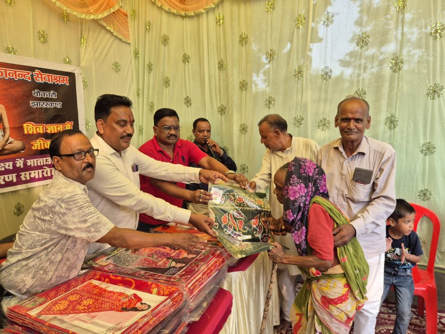 मां दुर्गा के महा सप्तमी पर गरीब लोगों के बीच नया वस्त्र का वितरण किया गया