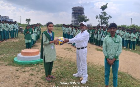 उत्क्रमित उच्च विद्यालय व मध्य विद्यालय कोरिया में खेल कीट का वितरण कांग्रेस के वरिष्ठ नेता उत्तम कुमार