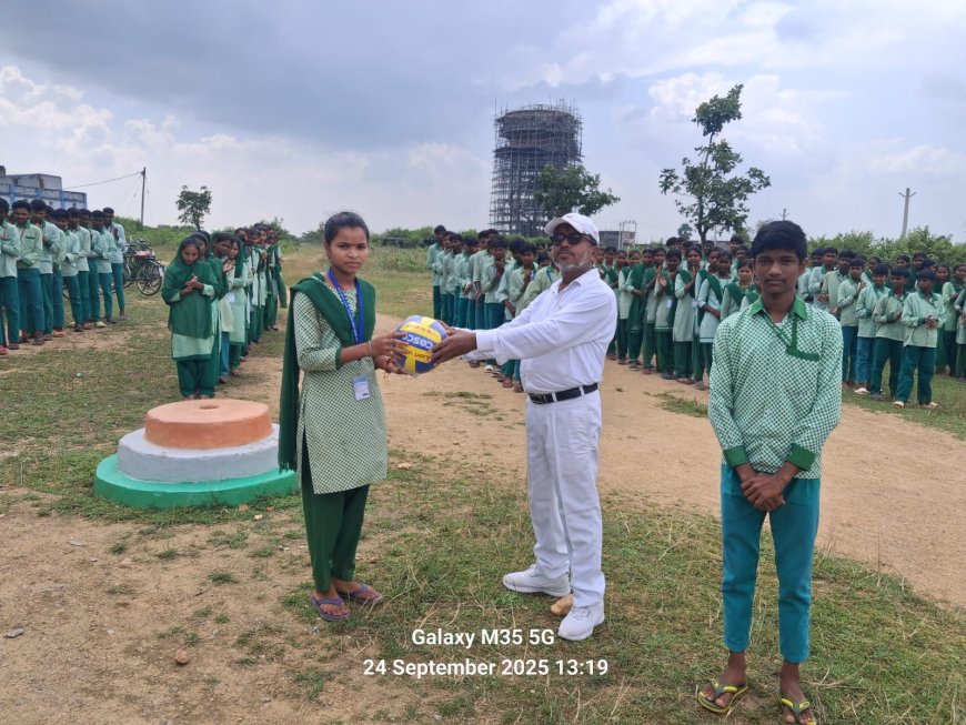 उत्क्रमित उच्च विद्यालय व मध्य विद्यालय कोरिया में खेल कीट का वितरण कांग्रेस के वरिष्ठ नेता उत्तम कुमार