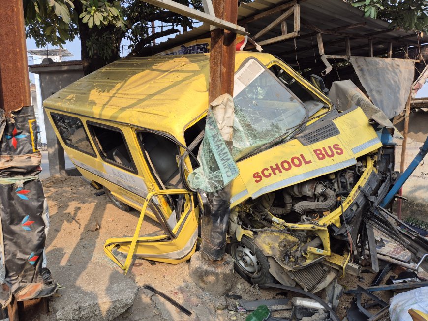 ई एस एल कर्मी को धक्का मारकर भाग रहा स्कूल वैन बिजली पोल से टकराया, चालक व कर्मी का ईलाज जारी