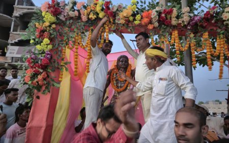 चंदनकियारी अस्पताल मोड़ में शहीद रघुनाथ महतो के शहादत दिवस के उपलक्ष्य में मूर्ति अनावरण कार्यक्रम आयोजित किया गया