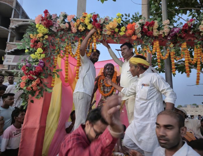 चंदनकियारी अस्पताल मोड़ में शहीद रघुनाथ महतो के शहादत दिवस के उपलक्ष्य में मूर्ति अनावरण कार्यक्रम आयोजित किया गया